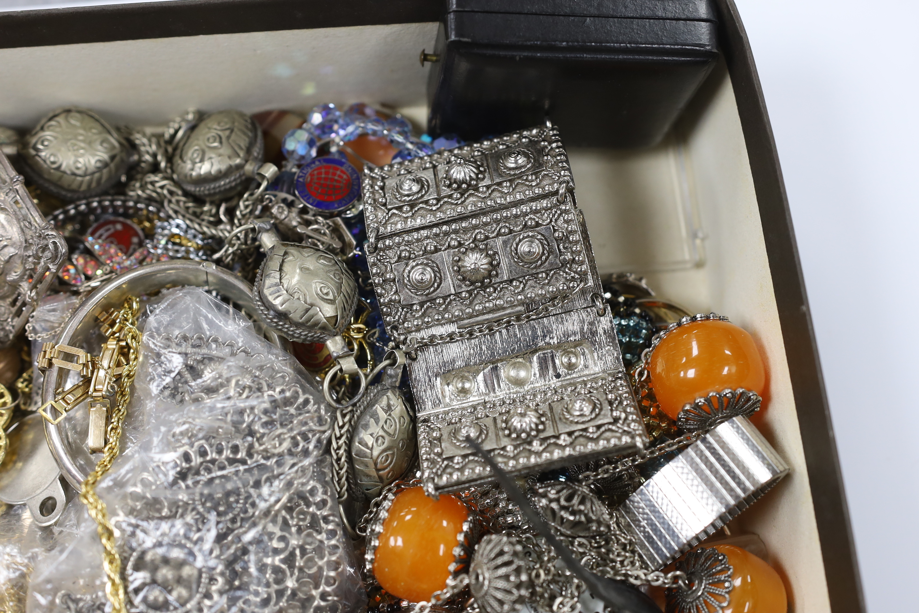 A quantity of assorted costume jewellery, including an Italian 900 standard gilt white metal filigree and cameo shell set bracelet, etc.